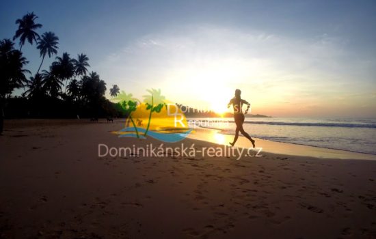 Individuální běhání, ranní jogging a cvičení na pláži v Dominikánské republice